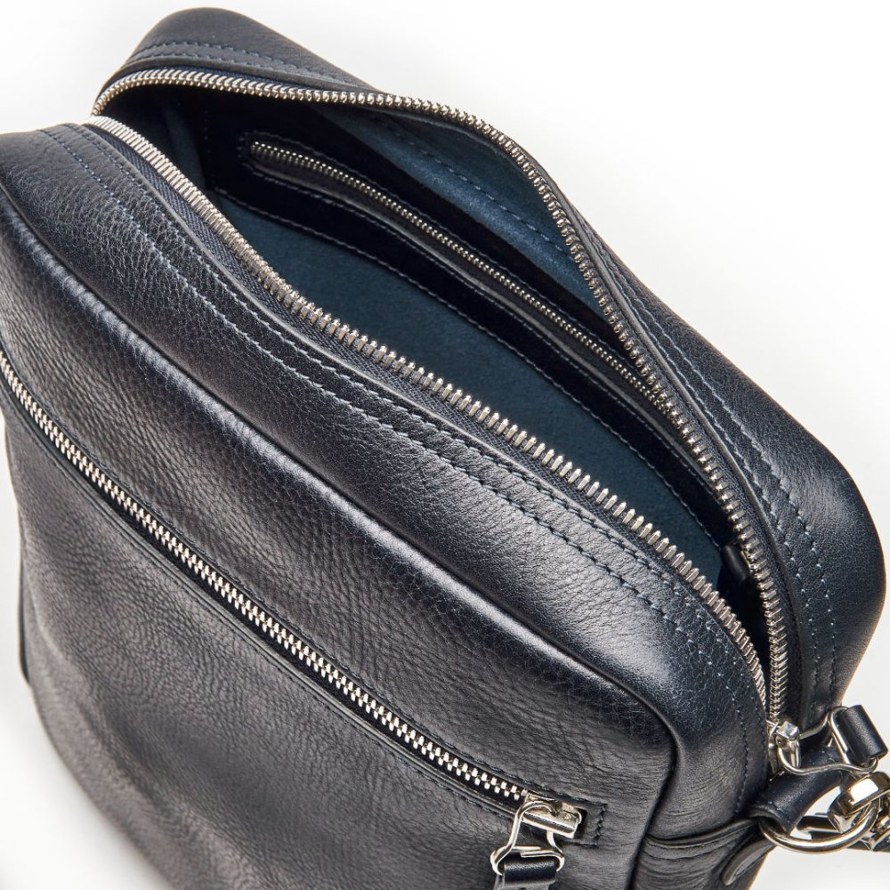 Detail vnitřku crossbody tašky